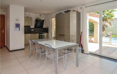 Amazing home in Aigues-Mortes with 4 Bedrooms, WiFi and Outdoor swimming pool
