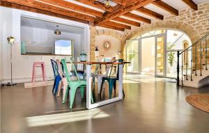 Maison de vacances Amazing home in Aigues-Vives with WiFi, Outdoor swimming pool and Jacuzzi  30670 Aigues-Vives Languedoc-Roussillon