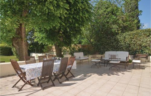 Amazing home in Aix en Provence with 4 Bedrooms, WiFi and Private swimming pool
