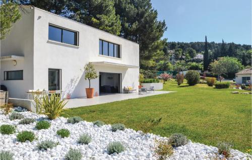 Amazing home in Allauch with 3 Bedrooms, WiFi and Outdoor swimming pool