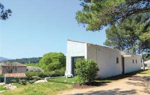 Amazing home in Allauch with 3 Bedrooms, WiFi and Outdoor swimming pool