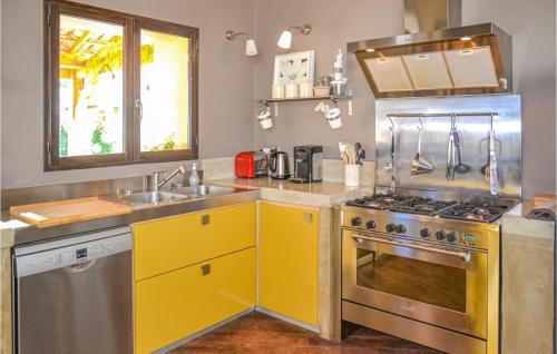 Amazing home in Aspiran with WiFi, Private swimming pool and 6 Bedrooms