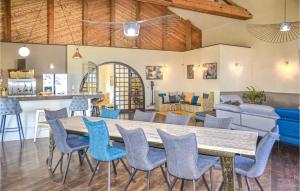 Amazing home in Aspiran with WiFi, Private swimming pool and 6 Bedrooms