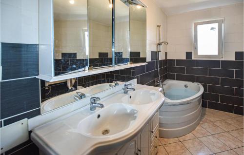 Amazing home in Baix with WiFi, 4 Bedrooms and Outdoor swimming pool