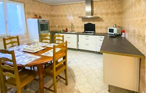 Amazing home in Baix with WiFi, 4 Bedrooms and Outdoor swimming pool
