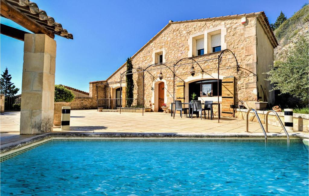 Amazing home in Boulbon with 4 Bedrooms, WiFi and Outdoor swimming pool , 13150 Boulbon