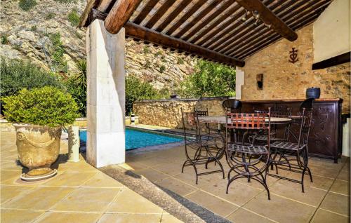 Amazing home in Boulbon with 4 Bedrooms, WiFi and Outdoor swimming pool