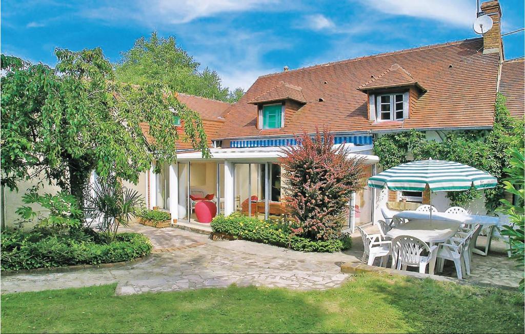 Amazing home in Brette les Pins with 4 Bedrooms, WiFi and Outdoor swimming pool , 72250 Les Goberdières
