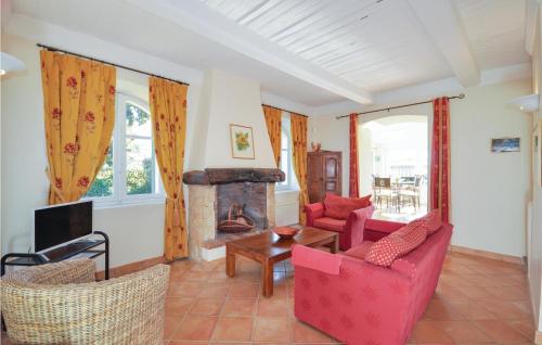 Amazing home in Cabris with 3 Bedrooms, WiFi and Outdoor swimming pool