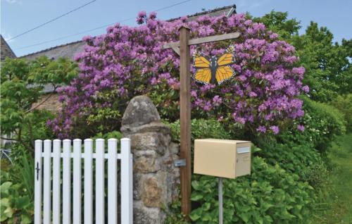 Amazing home in Callac de Bretagne with Jacuzzi, WiFi and Outdoor swimming pool