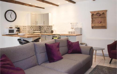 Amazing home in Callac de Bretagne with Jacuzzi, WiFi and Outdoor swimming pool