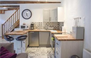 Amazing home in Callac de Bretagne with Jacuzzi, WiFi and Outdoor swimming pool