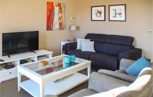 Amazing home in Caunes Minervois with 4 Bedrooms, Private swimming pool and Outdoor swimming pool