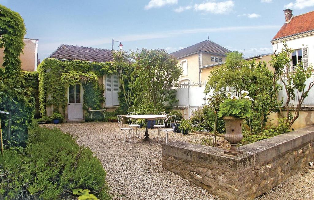 Amazing home in Chablis with 3 Bedrooms and WiFi , 89800 Chablis