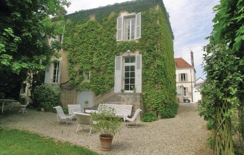 Amazing home in Chablis with 3 Bedrooms and WiFi
