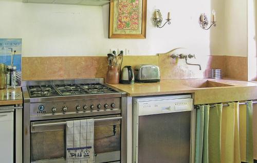 Amazing home in Chablis with 3 Bedrooms and WiFi