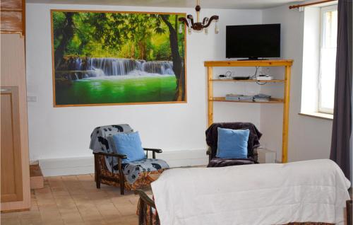 Amazing home in Channay-sur-Lathan with WiFi and 3 Bedrooms