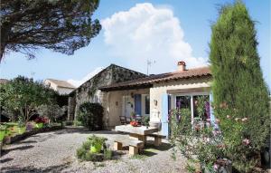 Amazing home in Cheval-Blanc with Outdoor swimming pool, WiFi and Private swimming pool
