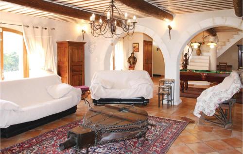 Amazing home in Chteaurenard with 4 Bedrooms, Private swimming pool and Outdoor swimming pool