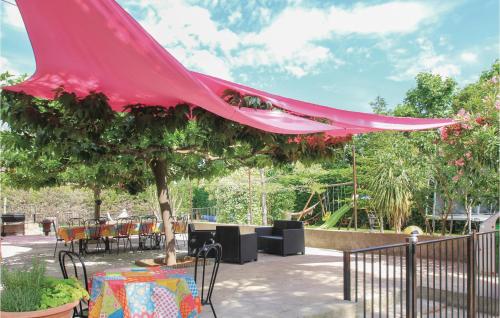 Amazing home in Chteaurenard with 4 Bedrooms, Private swimming pool and Outdoor swimming pool
