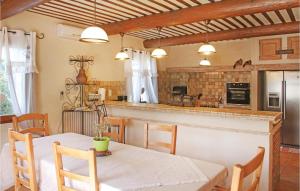 Amazing home in Chteaurenard with 4 Bedrooms, Private swimming pool and Outdoor swimming pool