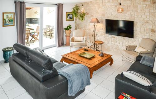 Amazing home in Colombiers with WiFi and 3 Bedrooms