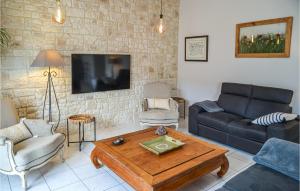Amazing home in Colombiers with WiFi and 3 Bedrooms