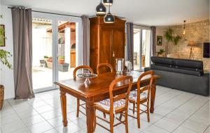 Amazing home in Colombiers with WiFi and 3 Bedrooms