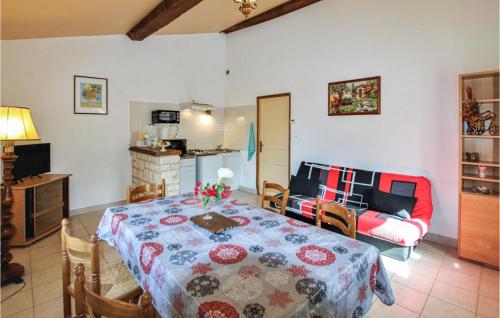 Amazing home in Comps with WiFi and 1 Bedrooms