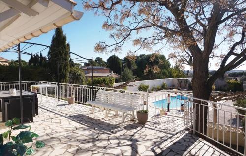 Amazing home in Creissan with 3 Bedrooms, WiFi and Outdoor swimming pool