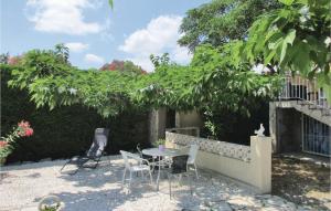 Amazing home in Creissan with 3 Bedrooms, WiFi and Outdoor swimming pool