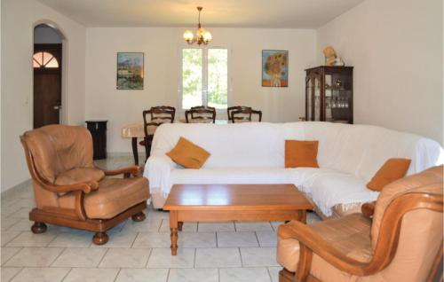 Amazing home in Creste with 4 Bedrooms and Outdoor swimming pool
