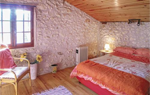 Amazing home in Douzillac with 4 Bedrooms and Outdoor swimming pool