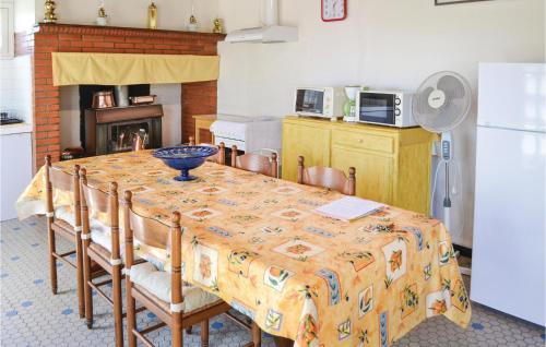 Amazing home in Durfort Capelette with 2 Bedrooms and WiFi