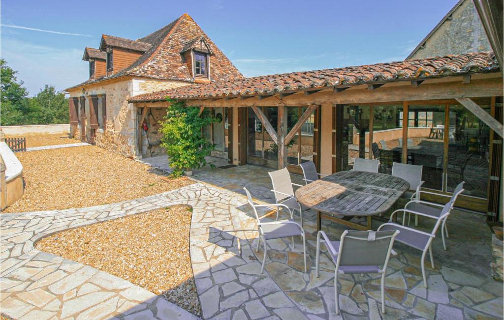 Amazing home in Eglise Neuve DIssac with 5 Bedrooms, WiFi and Outdoor swimming pool , 24400 La Visayre