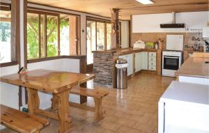 Amazing home in Eglise Neuve DIssac with 5 Bedrooms, WiFi and Outdoor swimming pool