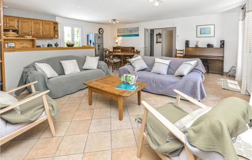 Amazing home in Eyragues with 4 Bedrooms, WiFi and Outdoor swimming pool