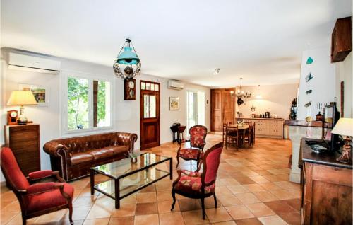 Amazing home in Flaviac with 3 Bedrooms, WiFi and Outdoor swimming pool