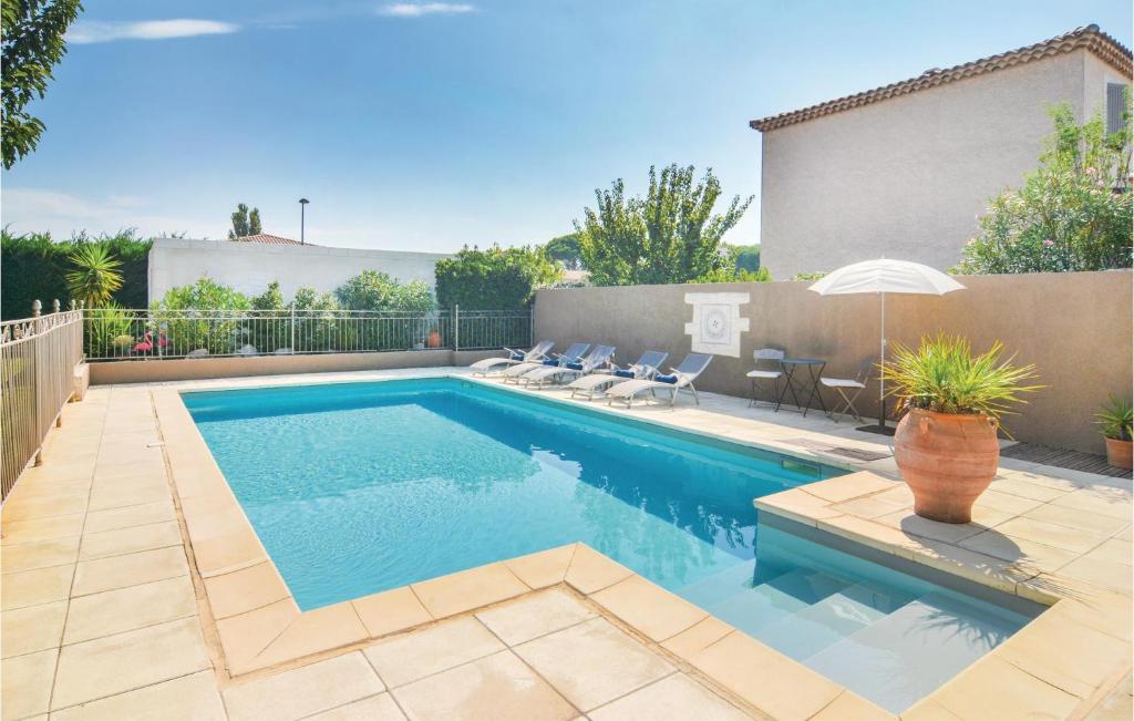 Amazing home in Fourques with 4 Bedrooms, WiFi and Outdoor swimming pool , 30300 Fourques