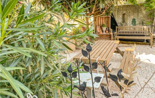 Amazing home in Générac with Outdoor swimming pool, WiFi and 3 Bedrooms