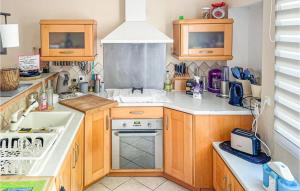 Amazing home in Générac with Outdoor swimming pool, WiFi and 3 Bedrooms