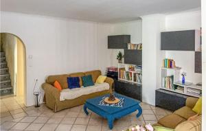 Amazing home in Générac with Outdoor swimming pool, WiFi and 3 Bedrooms