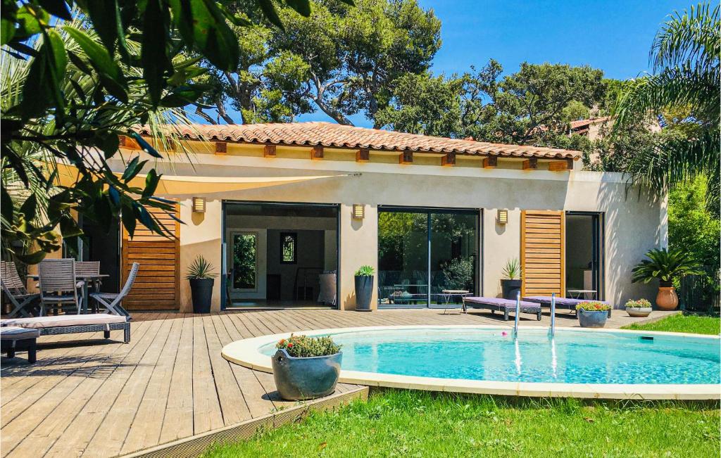Amazing home in Giens with 3 Bedrooms, WiFi and Outdoor swimming pool , 83400 Hyères