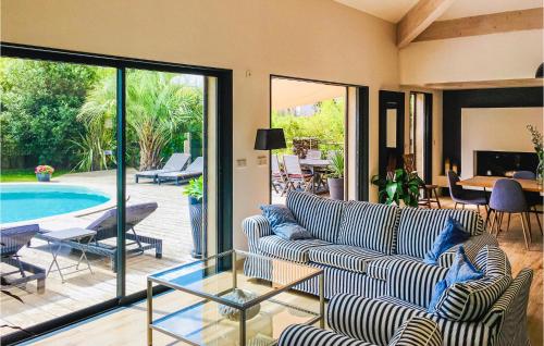 Amazing home in Giens with 3 Bedrooms, WiFi and Outdoor swimming pool