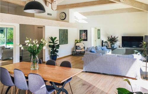 Amazing home in Giens with 3 Bedrooms, WiFi and Outdoor swimming pool