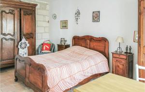 Amazing home in Graveson with Outdoor swimming pool, WiFi and 4 Bedrooms