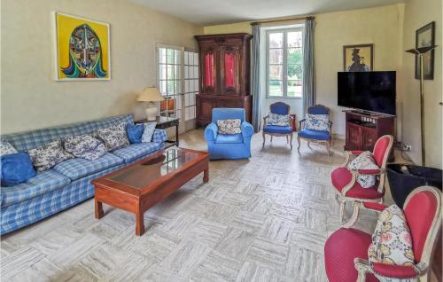 Amazing home in GUERANDE with WiFi and 8 Bedrooms