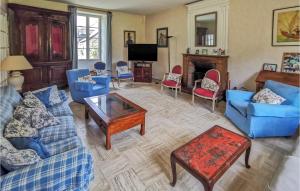 Amazing home in GUERANDE with WiFi and 8 Bedrooms