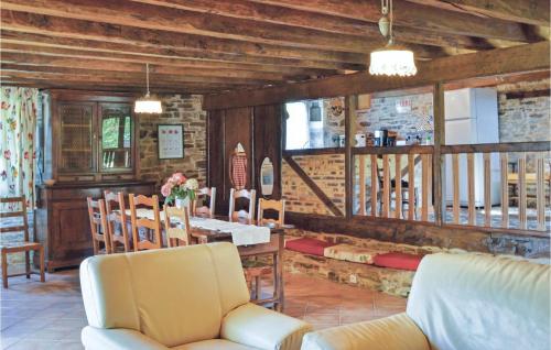 Amazing home in Jumilhac with 5 Bedrooms, Private swimming pool and Outdoor swimming pool