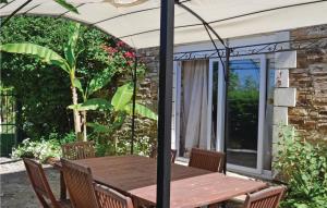 Amazing home in Jumilhac with 5 Bedrooms, Private swimming pool and Outdoor swimming pool
